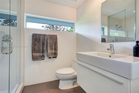 Casa en venta en Miami, Florida, 4 dormitorios, 347.55 m2 № 2032988 - foto 24