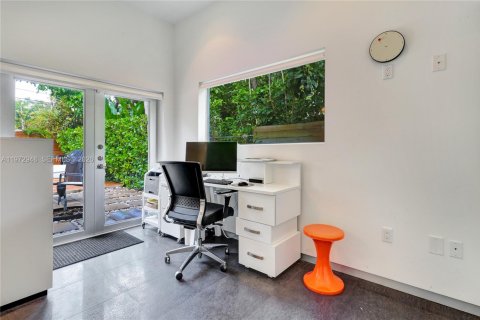 Casa en venta en Miami, Florida, 4 dormitorios, 347.55 m2 № 2032988 - foto 27