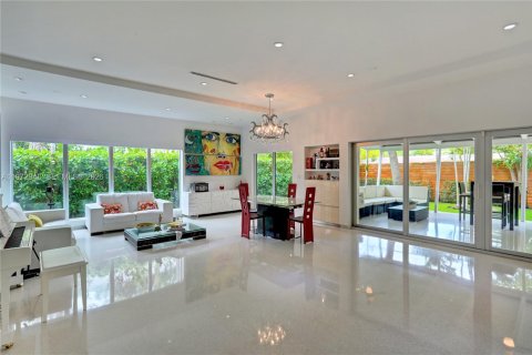 Casa en venta en Miami, Florida, 4 dormitorios, 347.55 m2 № 2032988 - foto 8