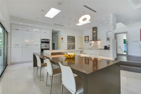 Casa en venta en Miami, Florida, 4 dormitorios, 347.55 m2 № 2032988 - foto 14
