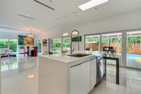 Casa en venta en Miami, Florida, 4 dormitorios, 347.55 m2 № 2032988 - foto 15