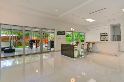 Casa en venta en Miami, Florida, 4 dormitorios, 347.55 m2 № 2032988 - foto 12