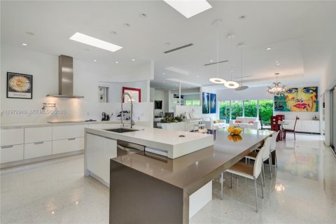 Casa en venta en Miami, Florida, 4 dormitorios, 347.55 m2 № 2032988 - foto 16