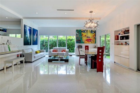 Casa en venta en Miami, Florida, 4 dormitorios, 347.55 m2 № 2032988 - foto 9