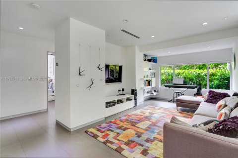 Casa en venta en Miami, Florida, 4 dormitorios, 347.55 m2 № 2032988 - foto 18