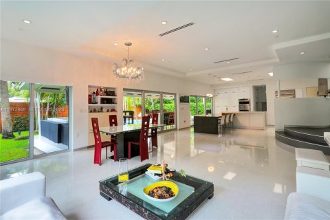 Casa en venta en Miami, Florida, 4 dormitorios, 347.55 m2 № 2032988 - foto 11