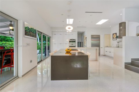 Casa en venta en Miami, Florida, 4 dormitorios, 347.55 m2 № 2032988 - foto 13
