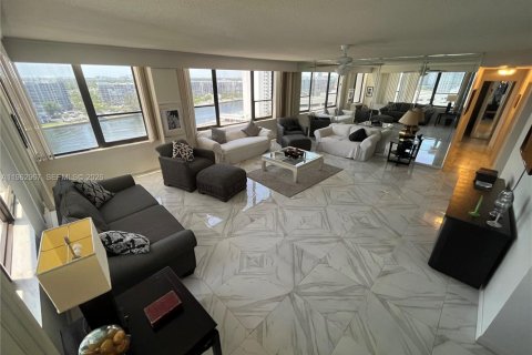 Copropriété à louer à Hollywood, Floride: 2 chambres, 126.35 m2 № 2023948 - photo 8