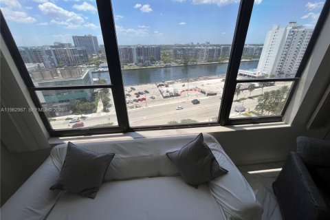 Copropriété à louer à Hollywood, Floride: 2 chambres, 126.35 m2 № 2023948 - photo 3