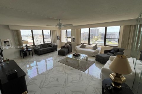 Copropriété à louer à Hollywood, Floride: 2 chambres, 126.35 m2 № 2023948 - photo 4