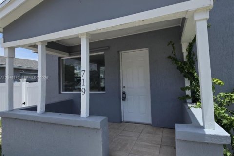 Villa ou maison à vendre à West Palm Beach, Floride: 2 chambres, 80.82 m2 № 2267816 - photo 2