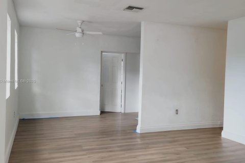 Casa en venta en Miami, Florida, 4 dormitorios, 167.69 m2 № 1953290 - foto 8