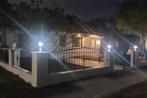Casa en venta en Miami, Florida, 4 dormitorios, 167.69 m2 № 1953290 - foto 17