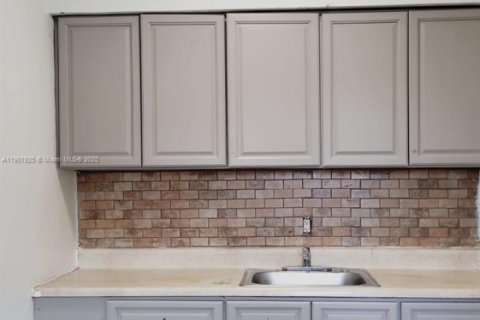 Casa en venta en Miami, Florida, 4 dormitorios, 167.69 m2 № 1953290 - foto 12