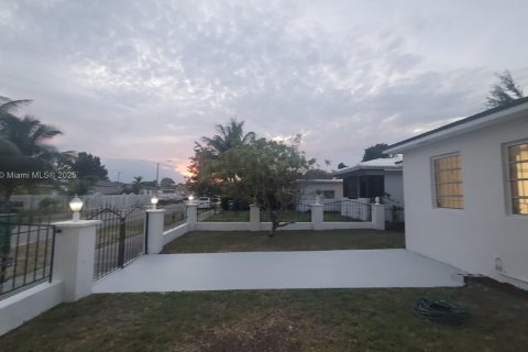 Casa en venta en Miami, Florida, 4 dormitorios, 167.69 m2 № 1953290 - foto 19