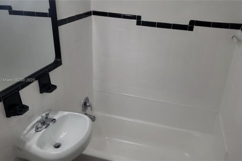 Casa en venta en Miami, Florida, 4 dormitorios, 167.69 m2 № 1953290 - foto 14