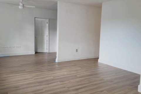 Casa en venta en Miami, Florida, 4 dormitorios, 167.69 m2 № 1953290 - foto 10