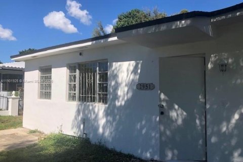 House in Miami, Florida 4 bedrooms, 167.69 sq.m. № 1953290 - photo 1