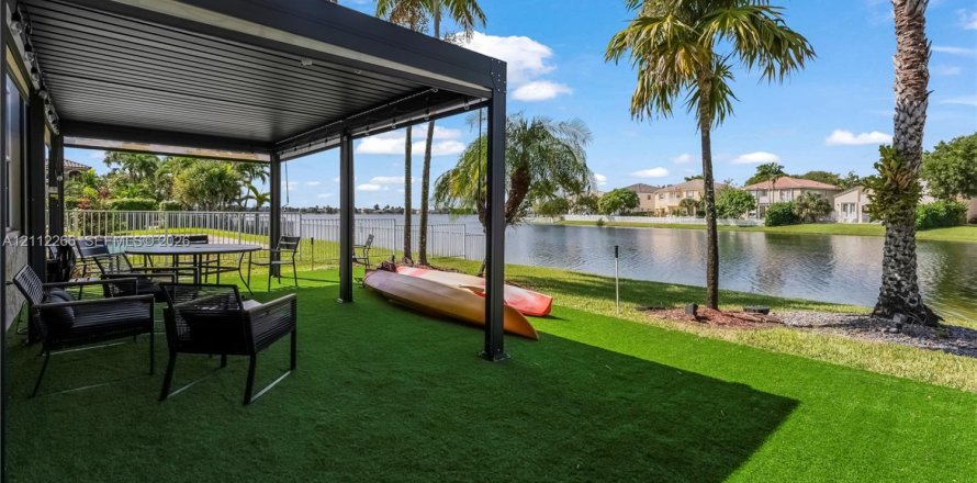 Villa ou maison à Miramar, Floride 4 chambres, 229.38 m2 № 2431298