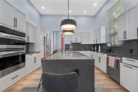 Villa ou maison à vendre à Miramar, Floride: 4 chambres, 229.38 m2 № 2431298 - photo 5