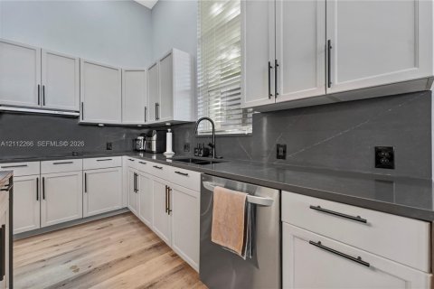 Villa ou maison à vendre à Miramar, Floride: 4 chambres, 229.38 m2 № 2431298 - photo 8
