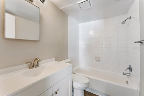 Condo in Tampa, Florida, 4 bedrooms № 2198018 - photo 16