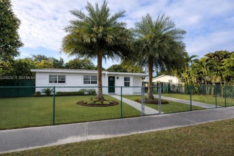 House in Miami, Florida 3 bedrooms, 139.35 sq.m. № 2068046