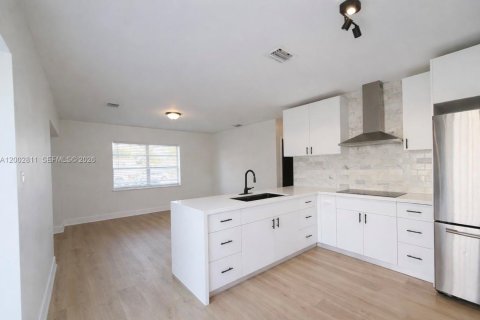 House in Miami, Florida 3 bedrooms, 139.35 sq.m. № 2068046 - photo 2