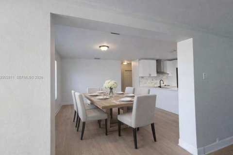 House in Miami, Florida 3 bedrooms, 139.35 sq.m. № 2068046 - photo 4