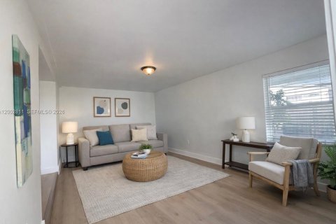 House in Miami, Florida 3 bedrooms, 139.35 sq.m. № 2068046 - photo 7