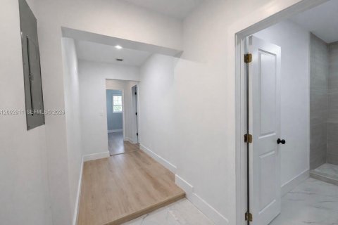 House in Miami, Florida 3 bedrooms, 139.35 sq.m. № 2068046 - photo 8