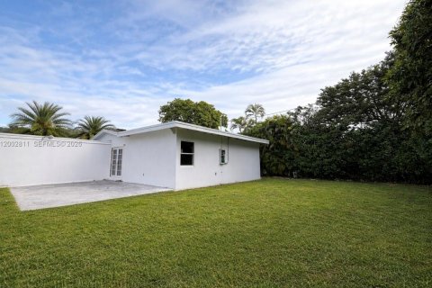 House in Miami, Florida 3 bedrooms, 139.35 sq.m. № 2068046 - photo 13