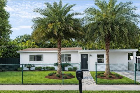 House in Miami, Florida 3 bedrooms, 139.35 sq.m. № 2068046 - photo 12