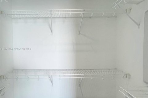 Condominio en alquiler en Miami, Florida, 1 dormitorio, 70.05 m2 № 1998973 - foto 6