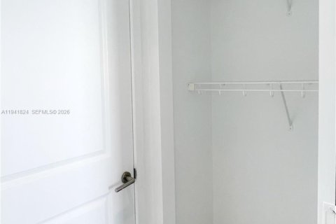 Condominio en alquiler en Miami, Florida, 1 dormitorio, 70.05 m2 № 1998973 - foto 7