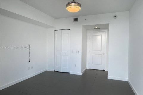 Condominio en alquiler en Miami, Florida, 1 dormitorio, 70.05 m2 № 1998973 - foto 5
