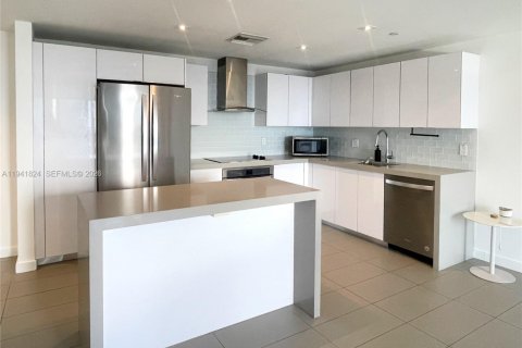 Condominio en alquiler en Miami, Florida, 1 dormitorio, 70.05 m2 № 1998973 - foto 10