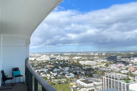 Condominio en alquiler en Miami, Florida, 1 dormitorio, 70.05 m2 № 1998973 - foto 2