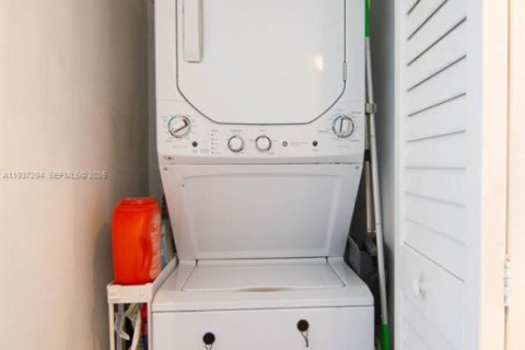 Condominio en alquiler en Miami, Florida, 1 dormitorio, 78.6 m2 № 1995213 - foto 14