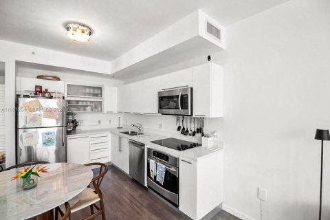 Condominio en alquiler en Miami, Florida, 1 dormitorio, 78.6 m2 № 1995213 - foto 3