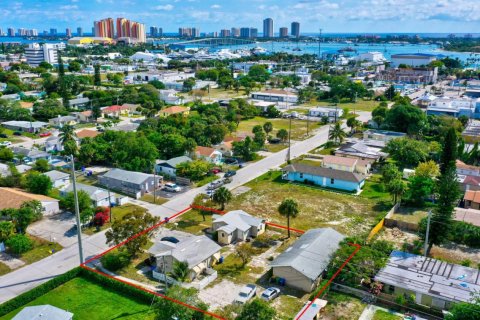 Propiedad comercial en venta en Riviera Beach, Florida, 264.49 m2 № 1080770 - foto 1
