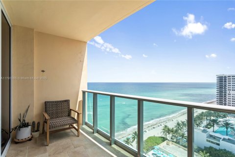 Condo in Hollywood, Florida, 1 bedroom  № 1715078 - photo 1