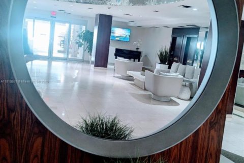 Condo in Miami Beach, Florida, 2 bedrooms  № 1936864 - photo 25