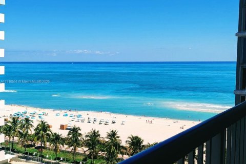 Condo in Miami Beach, Florida, 2 bedrooms  № 1936864 - photo 2