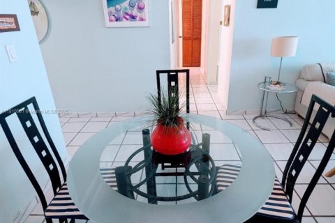 Condo in Miami Beach, Florida, 2 bedrooms  № 1936864 - photo 14