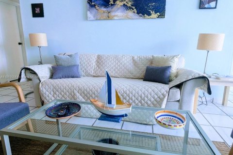 Condo in Miami Beach, Florida, 2 bedrooms  № 1936864 - photo 4