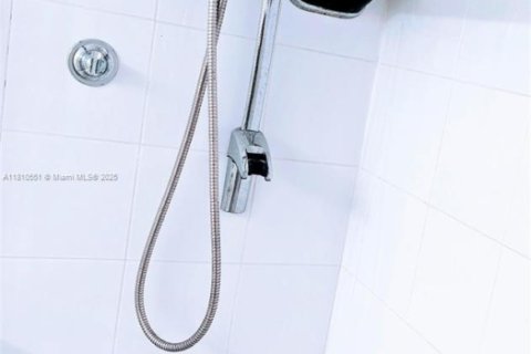 Condo in Miami Beach, Florida, 2 bedrooms  № 1936864 - photo 8