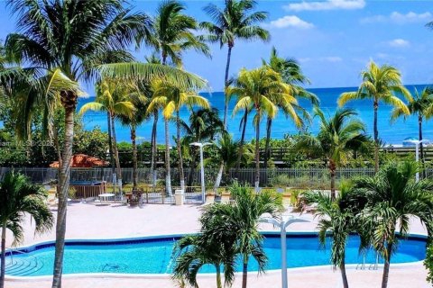 Condo in Miami Beach, Florida, 2 bedrooms  № 1936864 - photo 3