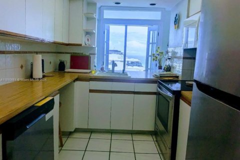Condo in Miami Beach, Florida, 2 bedrooms  № 1936864 - photo 18