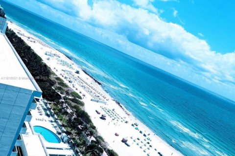 Condo in Miami Beach, Florida, 2 bedrooms  № 1936864 - photo 22